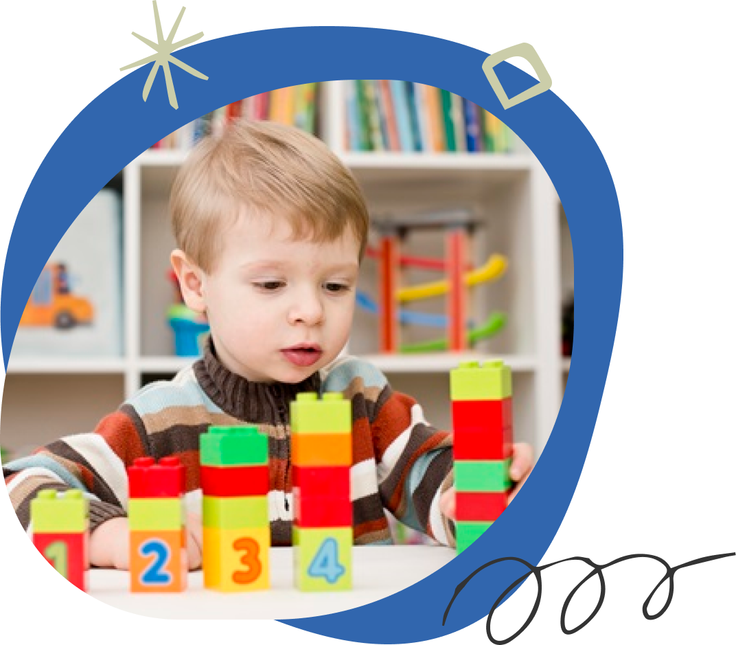 کودک در حال بازی با بلوکها