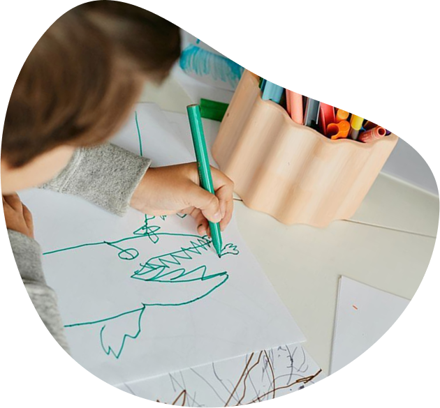 کودک در حال نقاشی